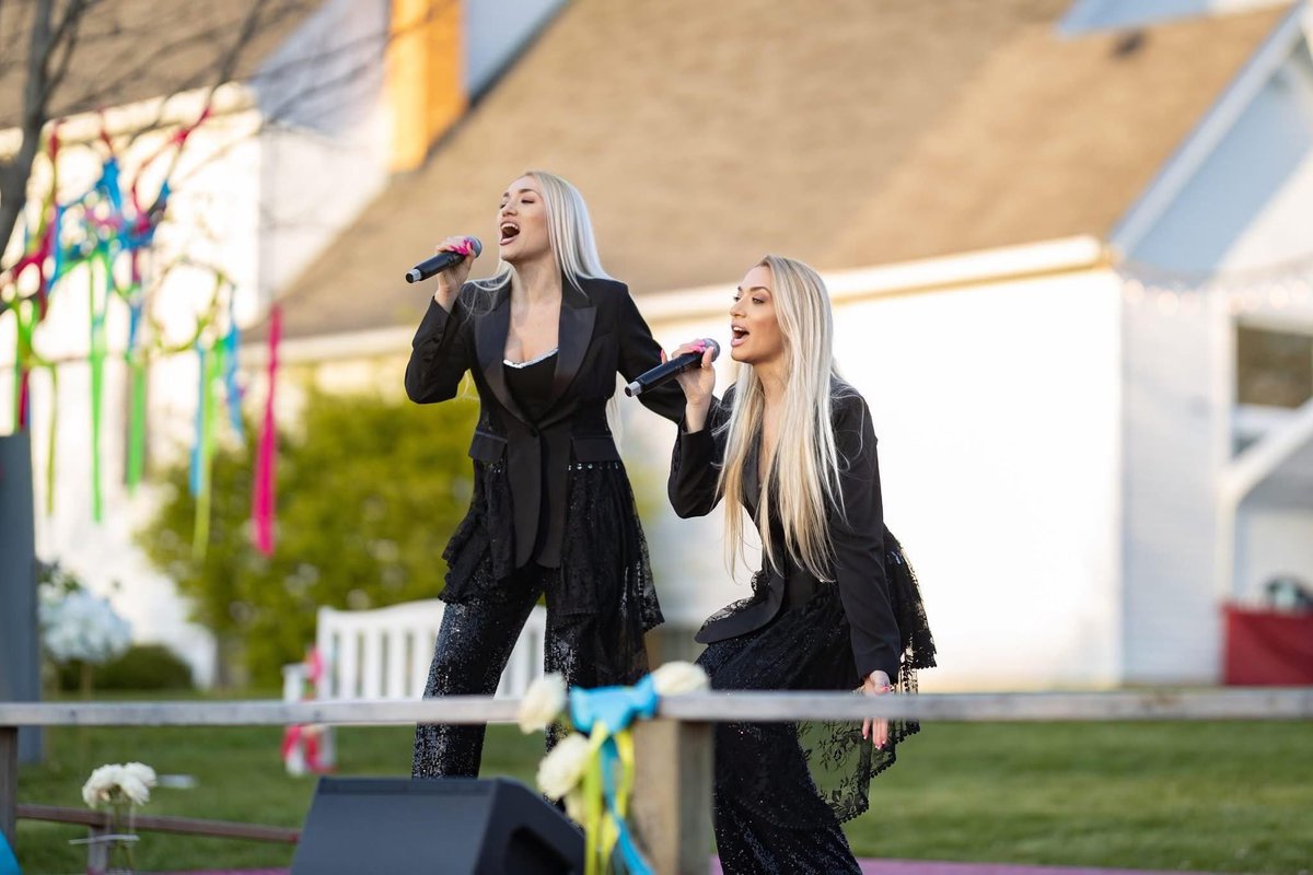Malgivski's tweet photo. Великодні Гаївки 🌸🌸🌸🎤🎤#malgivskisisters #сестриМальгівські https://t.co/u5PojtlntX