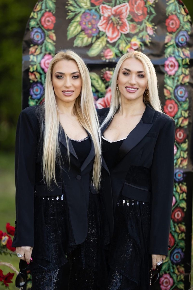 Malgivski's tweet photo. Великодні Гаївки 🌸🌸🌸🎤🎤#malgivskisisters #сестриМальгівські https://t.co/u5PojtlntX
