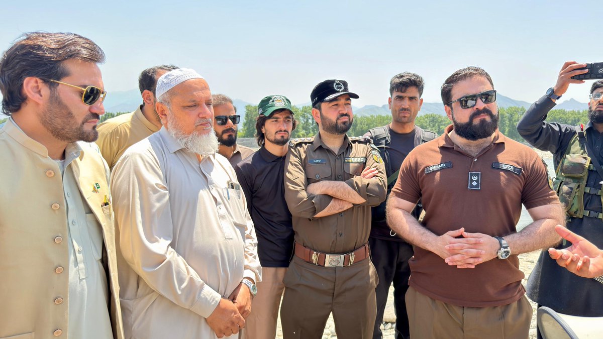 DC_Swat's tweet photo. چیف سیکرٹری خیبرپختونخوا شہاب علی شاہ, ڈپٹی کمشنر سوات سلیم جان مروت کی نگرانی میں دریائے سوات میں مون سون کے دوران ممکنہ سیلابی صورتحال سے نمٹنے کیلئے دو روزہ مشترکہ موک ایکسرسائز کا انعقاد کیا گیا۔

#Swat #Rescue1122 #MonsoonPreparedness https://t.co/gwWp5zyD2J