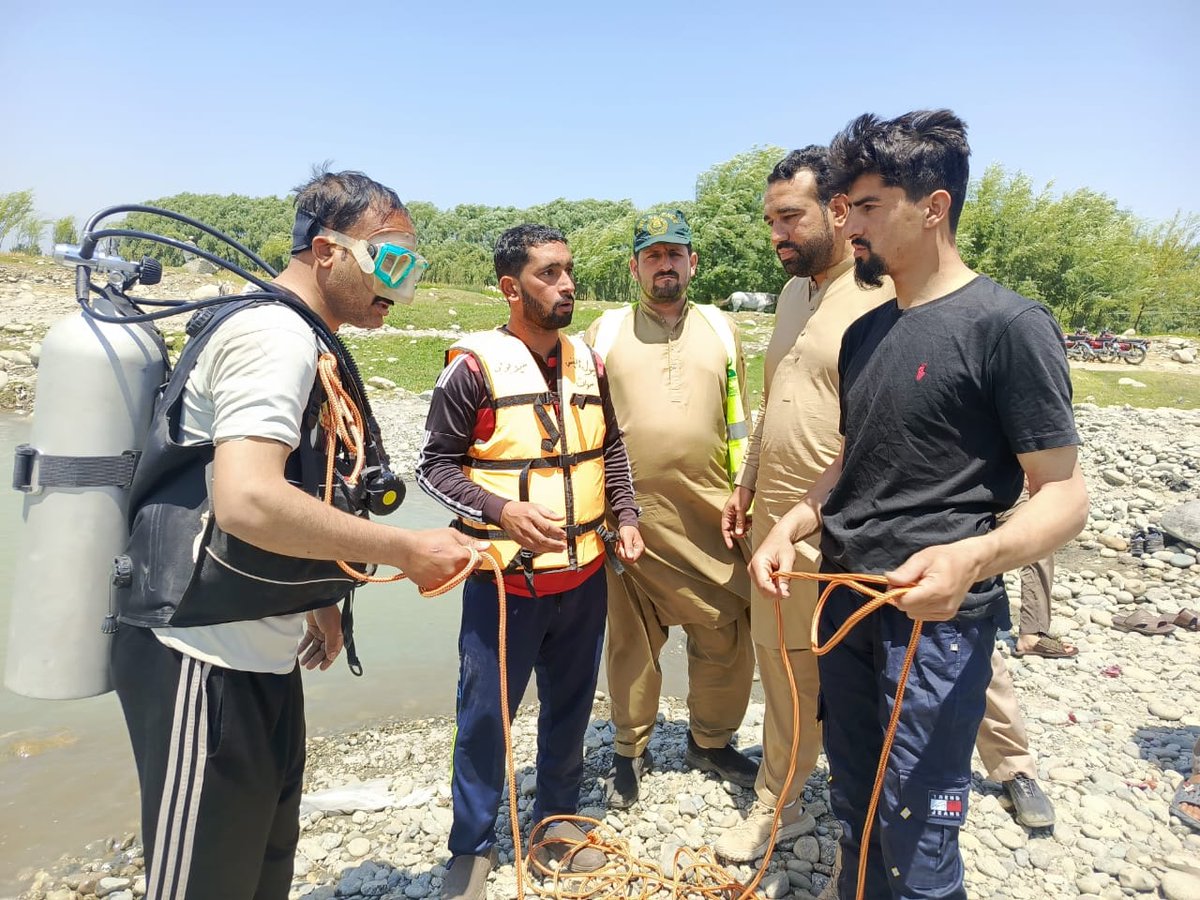 DC_Swat's tweet photo. چیف سیکرٹری خیبرپختونخوا شہاب علی شاہ, ڈپٹی کمشنر سوات سلیم جان مروت کی نگرانی میں دریائے سوات میں مون سون کے دوران ممکنہ سیلابی صورتحال سے نمٹنے کیلئے دو روزہ مشترکہ موک ایکسرسائز کا انعقاد کیا گیا۔

#Swat #Rescue1122 #MonsoonPreparedness https://t.co/gwWp5zyD2J