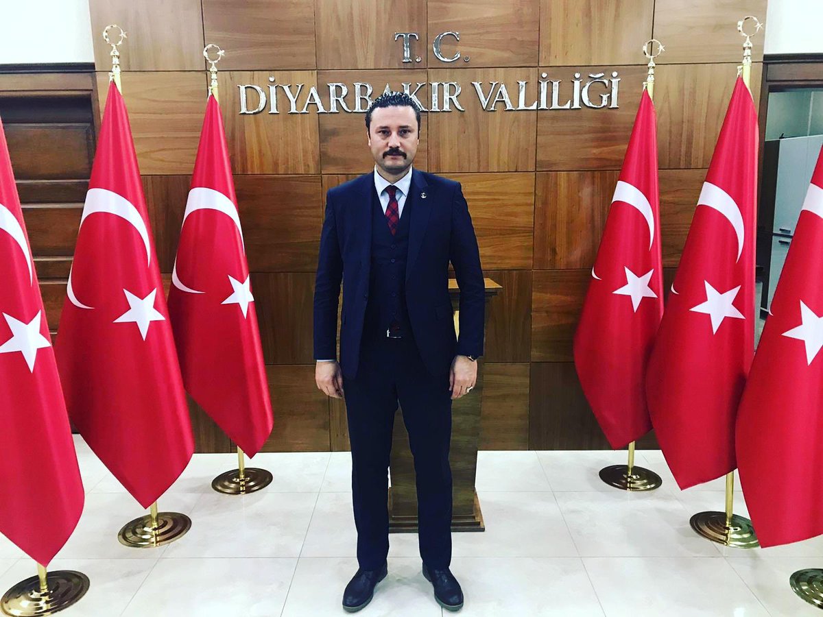 ozcnunal's tweet photo. Türk bayrağı açan gençlere saldırılıyorsa,mesele artık fikir değil düpedüz Türk düşmanlığıdır. Kendi vatanında Türk bayrağını savunmanın bedel haline gelmesi utançtır. Biz bu toprağın sahibiyiz, Türk bayrağı da sonsuza kadar bu milletin şerefi olarak dalgalanmaya devam edecek🇹🇷 https://t.co/ssPQnyjiWM