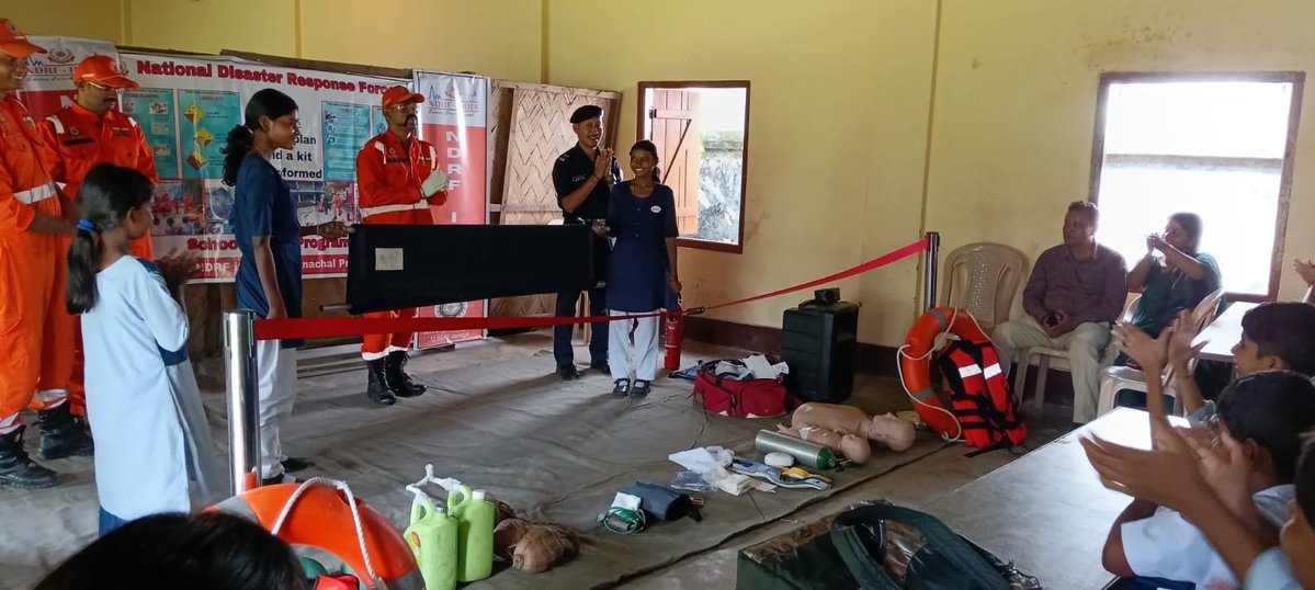 12bnndrf's tweet photo. 12NDRF Teams conducted #SchoolSafetyProgramme at Badhakara High school #NorthLakhimpur & Netaji Sishu Niketan High School #Dibrugarh #Assam around 380 students & teachers were benefitted with do’s and don’t during disaster.
#NDRF4U https://t.co/OltFPq6dzR