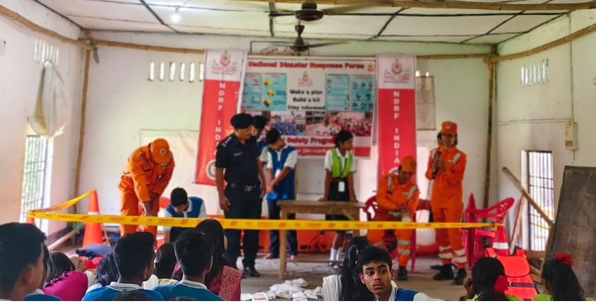 12bnndrf's tweet photo. 12NDRF Teams conducted #SchoolSafetyProgramme at Badhakara High school #NorthLakhimpur & Netaji Sishu Niketan High School #Dibrugarh #Assam around 380 students & teachers were benefitted with do’s and don’t during disaster.
#NDRF4U https://t.co/OltFPq6dzR