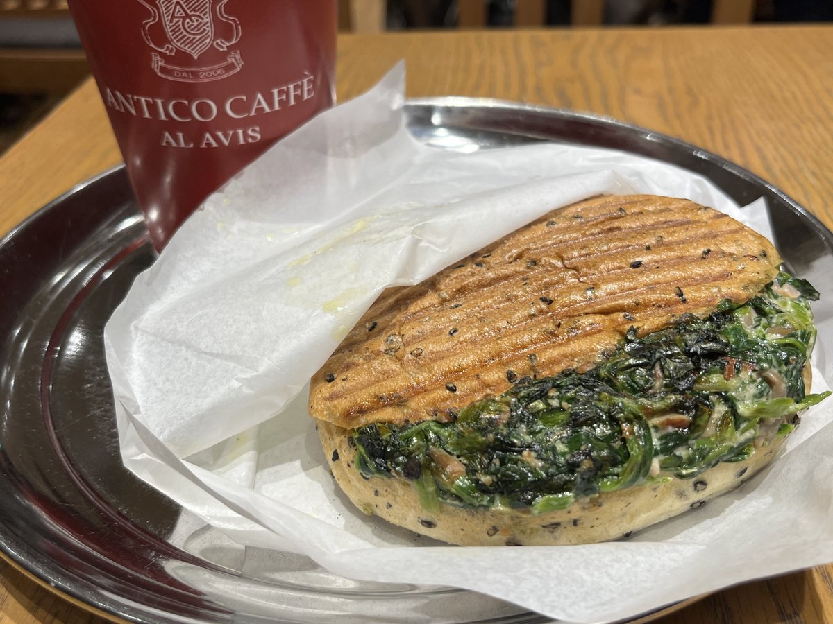 oinagoya's tweet photo. 大名古屋ビルヂング地下にある
アンティコカフェ アルアビスのスピナッチは、大量のほうれん草が挟まれた 豊かな風味のパニーニ。

イタリアのバールをイメージしたカジュアルなカフェで、素敵な味覚に出会ってくださいね🥪 https://t.co/bAlrmQC2FR
