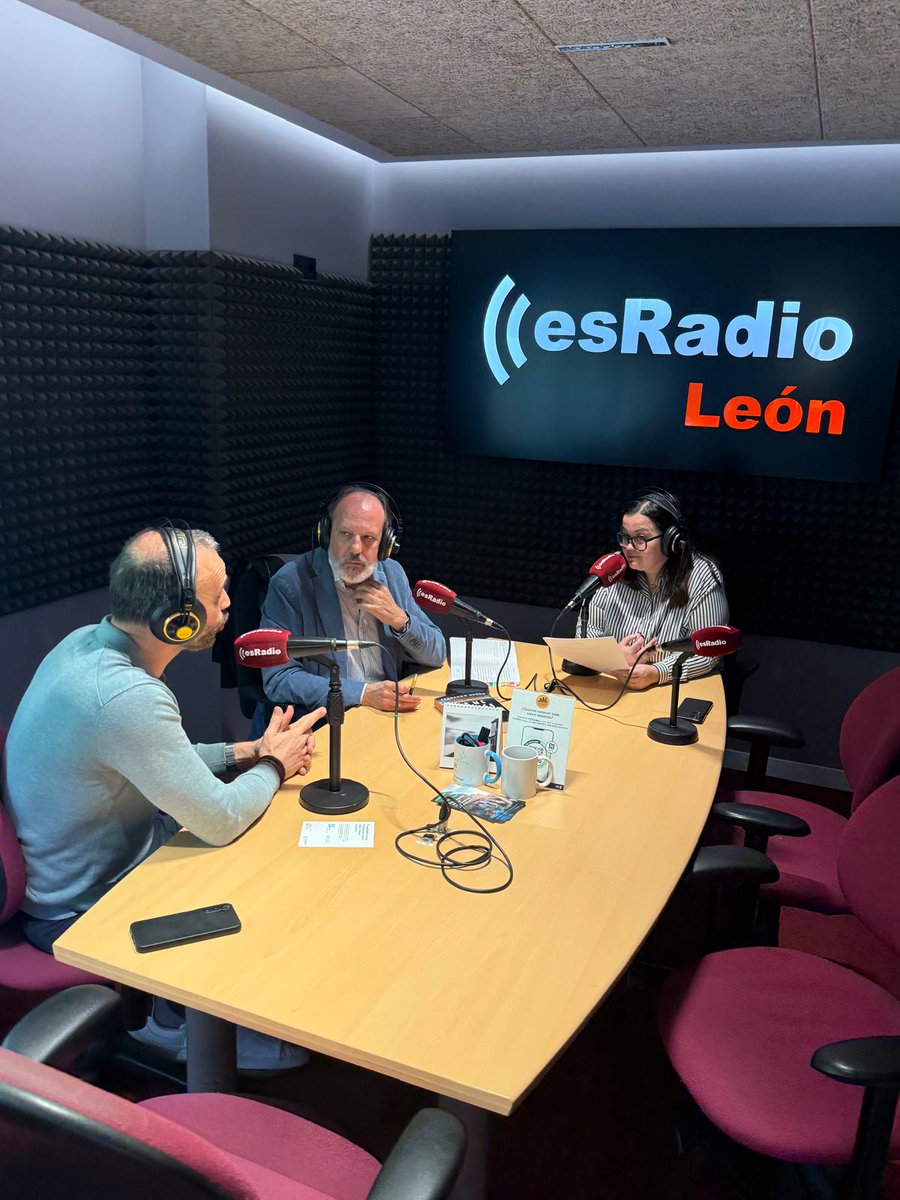 EsRadioLeon's tweet photo. Hablamos con Fernando Rueda y Pedro Lechuga sobre la presentación de "No me llames traidor". Un thriller basado en hechos reales 🕵️

🕖 Hoy, 19:00h 
📍 Biblioteca Pública de León

🎧 Escucha la entrevista aquí👇
https://t.co/MIRlZLqd4h

#EsLaMañanaDeLeón #EsRadioLeón https://t.co/toqwvMXwAp