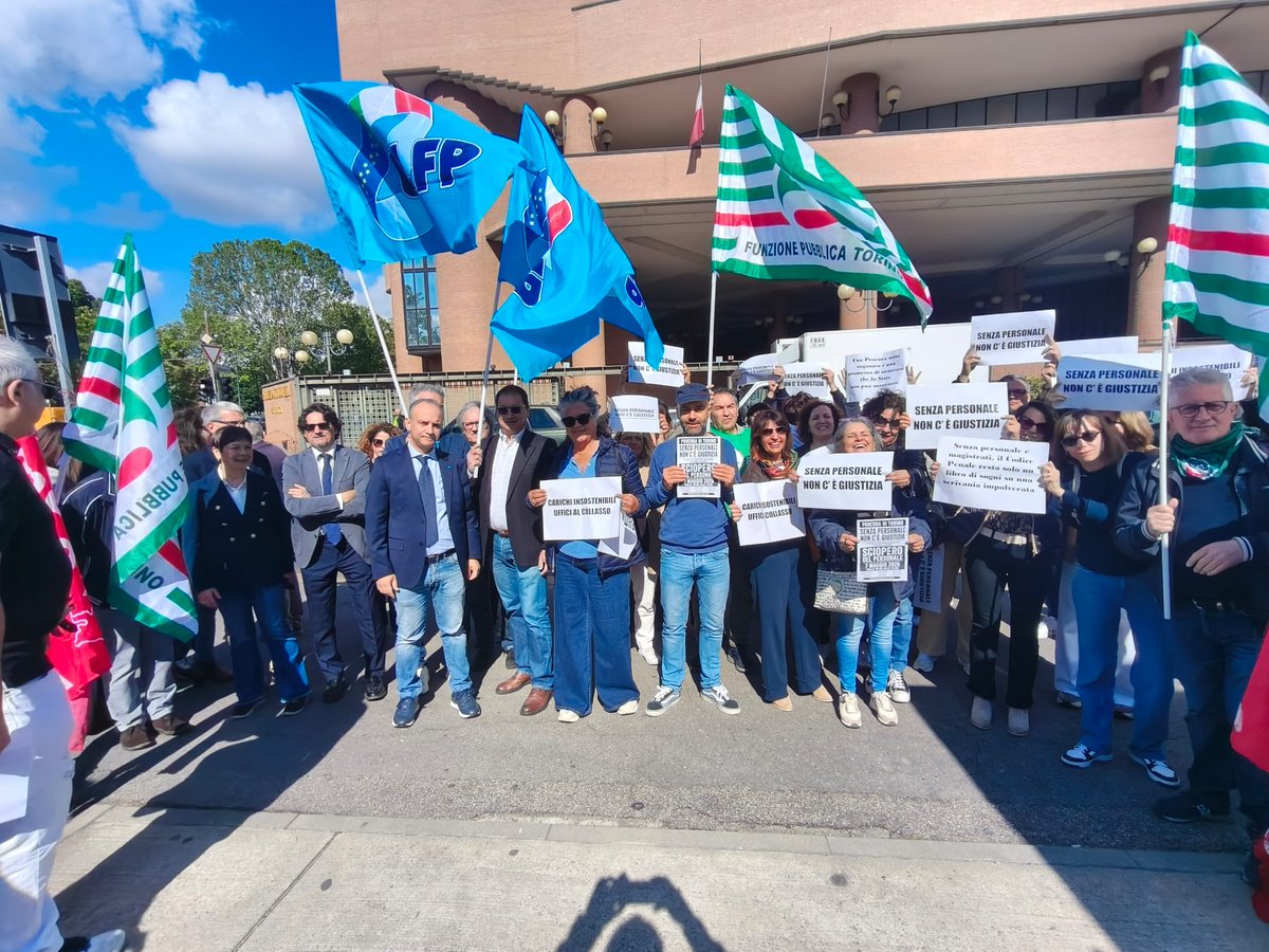 UilPiemonte's tweet photo. SCIOPERO DEL PERSONALE DELLA PROCURA DI TORINO 
Oggi, nell’ambito dello sciopero del personale della Procura della Repubblica di Torino, UIL FP, CISL FP, FP CGIL, CONFSAL-UNSA, USB hanno organizzato un presidio davanti al Palazzo di Giustizia contro la cronica carenza di organico https://t.co/UfQ2LnTTQI
