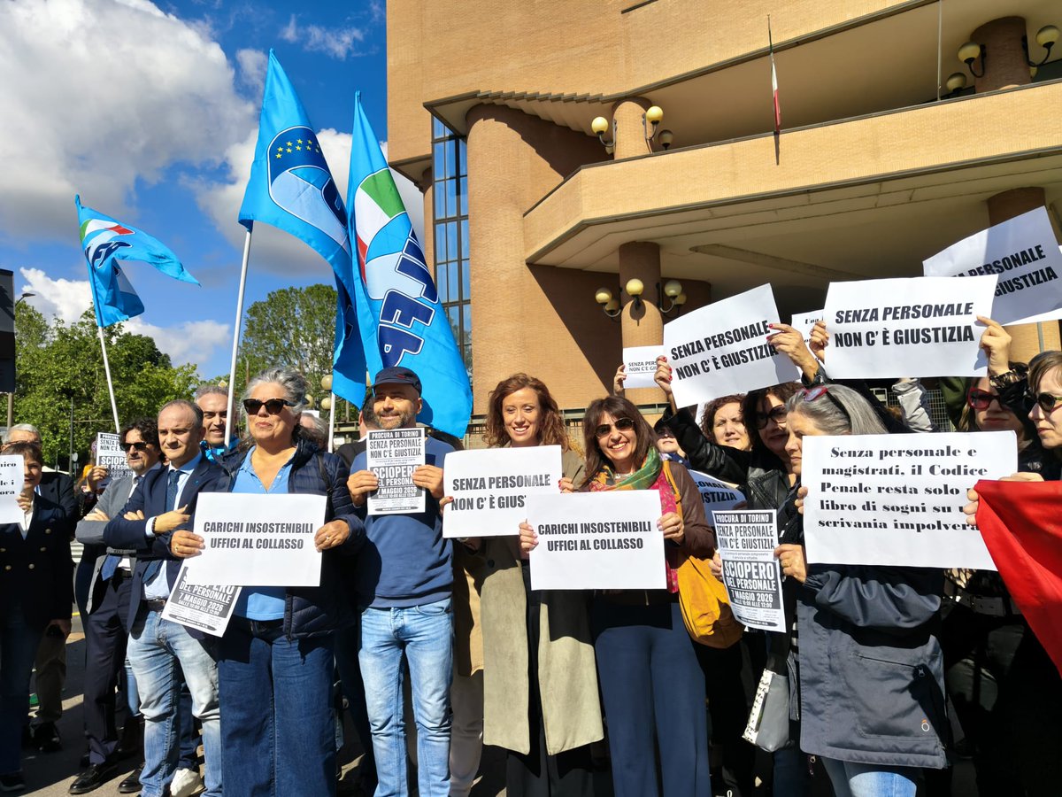 UilPiemonte's tweet photo. SCIOPERO DEL PERSONALE DELLA PROCURA DI TORINO 
Oggi, nell’ambito dello sciopero del personale della Procura della Repubblica di Torino, UIL FP, CISL FP, FP CGIL, CONFSAL-UNSA, USB hanno organizzato un presidio davanti al Palazzo di Giustizia contro la cronica carenza di organico https://t.co/UfQ2LnTTQI