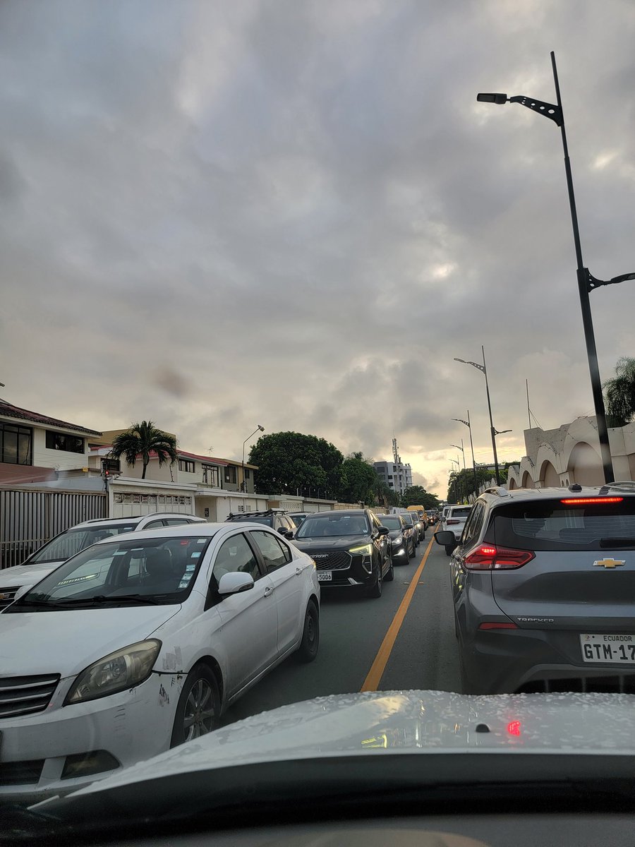 AnakittyG's tweet photo. Sector uees terrible todas las mañanas es lo mismo una tortura salir a esta hora para salir a la calle principal nos toma mas de 30 minutos por este caos @samboalerta @CTEcuador porfavor tomar medidas https://t.co/Q1BJjOpqRB