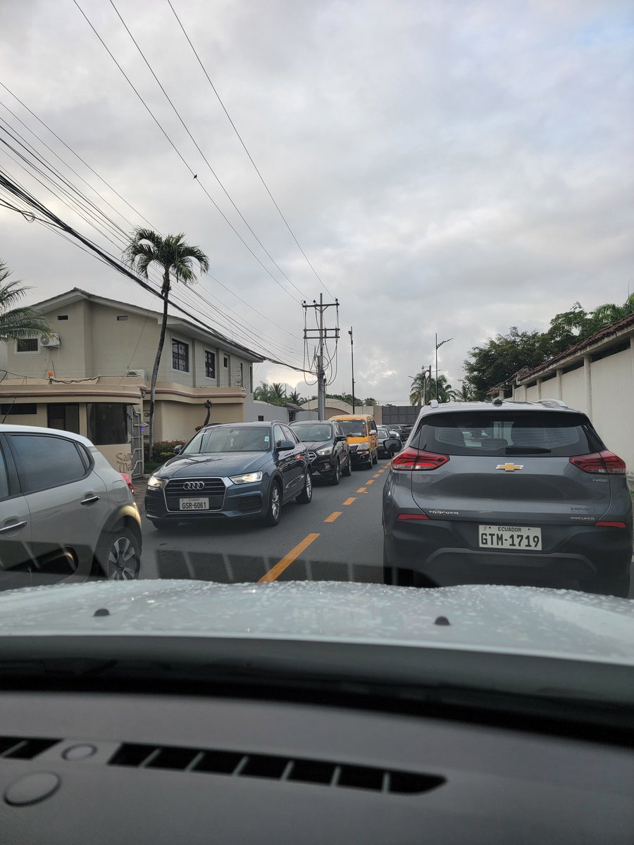 AnakittyG's tweet photo. Sector uees terrible todas las mañanas es lo mismo una tortura salir a esta hora para salir a la calle principal nos toma mas de 30 minutos por este caos @samboalerta @CTEcuador porfavor tomar medidas https://t.co/Q1BJjOpqRB