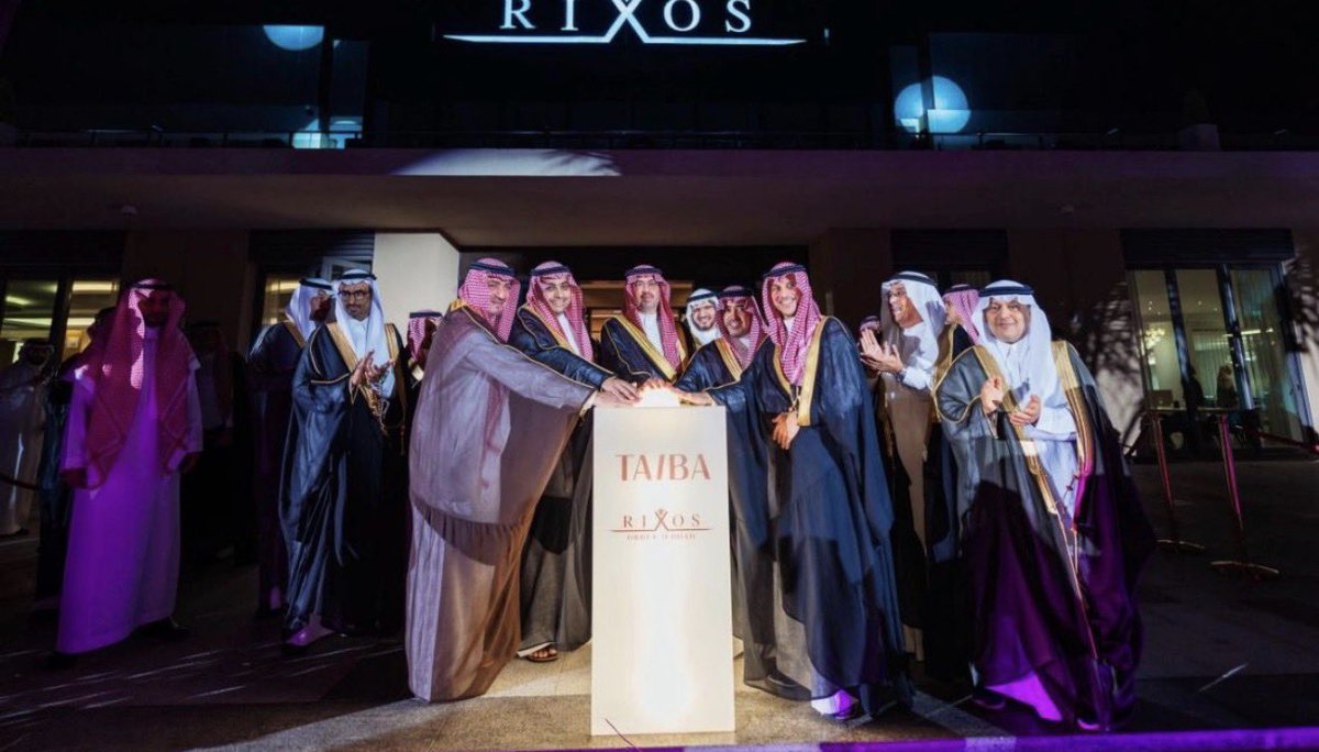 AKA_Emrys's tweet photo. ليلة لا تُنسى في ريكسوس ابحر جدة. 🇸🇦

تشرّف فندقنا في الخامس من مايو باستقبال صاحب السمو الملكي الأمير سعود بن عبدالله بن جلوي، محافظ جدة، ومعالي نائب وزير السياحة الأستاذ عبدالمحسن المزيد، والأستاذ سلطان بن بدر العتيبي الرئيس التنفيذي لشركة طيبة للاستثمار، والأستاذ بدر العيسى رئيس مجلس الادارة، وأعضاء المجلس، في الافتتاح الرسمي لأول منتجع All-Inclusive في المملكة العربية السعودية، وأول فرع لعلامة Rixos في المملكة — 250 وحدة بين غرف وأجنحة وفلل على ساحل البحر الأحمر.

كان شرفاً لي أن أكون ضمن الفريق المشارك في هذي الليلة التاريخية.

ما شاهدتُه خلف الكواليس خلال أشهر التحضير علّمني أن الافتتاحات الكبرى لا تصنعها الإضاءة ولا الألعاب النارية، تصنعها فرق آمنت بالرؤية قبل أن يراها أحد. 

شراكة طيبة للاستثمار مع Accor ليست مجرد مشروع فندقي، هي نموذج لما تستطيع رؤية 2030 تحقيقه عندما يلتقي رأس المال الوطني السعودي بالخبرة العالمية. ابحر اليوم تستعيد مكانتها كواجهة بحرية تليق بجدة، عروس البحر الأحمر.
الفضل لله أولاً، ثم لكل من ساهم. والقادم  اجمل باذن الله