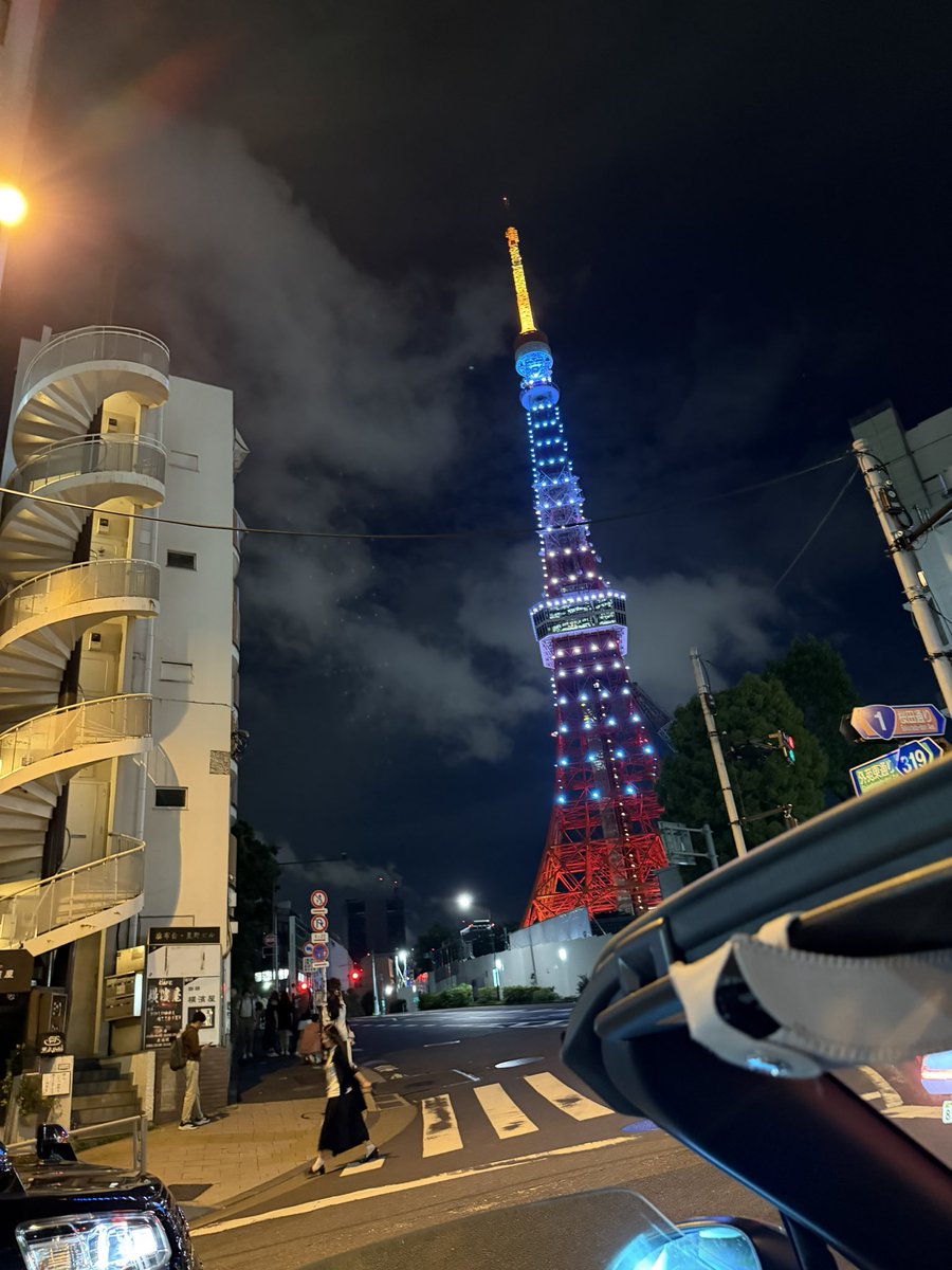 tamadrive's tweet photo. 久々のオープンで東京タワー🗼
今日は何色？
#ロードスター https://t.co/KFksBtn9cA