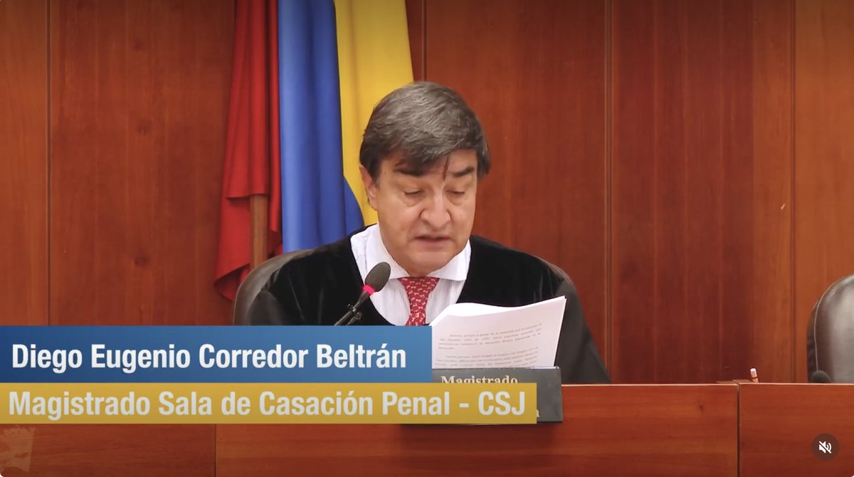 luisjimenezro's tweet photo. ¿CUÁNDO LA VALORACIÓN DE LA PRUEBA SE CONVIERTE EN FALSO RACIOCINIO?

1. El magistrado Diego Eugenio Corredor Beltrán, en la decisión AP1037-2026, hace una explicación bastante precisa acerca de lo que es el falso raciocinio.

Recordó que este yerro corresponde al “manifiesto desconocimiento de las reglas de la sana crítica en el proceso de valoración de la prueba”.

Concepto anterior que vale la pena comprender en su debida dimensión.

* Piénsese, por un momento, en dos elementos:
De un lado, el juez; y del otro, la prueba. Por ejemplo, un testigo que declaró determinados hechos en el juicio oral.

El juez tiene libertad para valorar esa prueba. Sin embargo, esa libertad no puede confundirse con libertinaje. La valoración probatoria no puede ser arbitraria.

Existe un amplio margen dentro del cual el funcionario judicial puede apreciar las pruebas, y ese margen está delimitado por las reglas de la sana crítica.

Dicho de otra manera: es como si la labor valorativa del juez se moviera dentro de un gran “círculo”, el cual está conformado por:

* Los principios de la lógica;

* Las máximas de la experiencia; y

* Las reglas de la ciencia.

O, si se quiere un ejemplo más gráfico, algo parecido a cuando se dice: “pueden disfrutar del paraíso, pero no pueden comer del árbol prohibido”.

Precisamente esos límites son las reglas de la sana crítica:

i) la lógica;

ii) las máximas de la experiencia; y

iii) los principios de la ciencia.

Cuando el juez permanece dentro de esos márgenes, ejerce legítimamente su libertad valorativa. Pero cuando los desborda y sustituye la racionalidad por prejuicios, estereotipos o inferencias arbitrarias, aparece el falso raciocinio.

Mientras la valoración permanezca dentro de esos parámetros, no existiría error alguno.

Pero cuando el juez fija mérito probatorio desconociendo manifiestamente alguno de esos postulados —por ejemplo, un principio lógico, una máxima de experiencia o una regla científica— entonces da lugar a lo que la Corte describe como un “yerro protuberante en el proceso inferencial”.

Es decir, un defecto grave en el proceso de razonamiento mediante el cual el juez llega a otorgarle mérito a determinada prueba.

2. Piénsese, por ejemplo, en un proceso por violencia sexual.

Supóngase que en juicio quedó acreditado que la víctima compartió bebidas alcohólicas con otra persona en una discoteca, que utilizaba una minifalda y una blusa escotada, y que posteriormente acompañó a esa persona hasta su apartamento.

Ahora bien, imagínese que el juez concluye que no le cree a la víctima cuando afirma que nunca consintió la relación sexual y que, además, debido al estado de embriaguez en el que se encontraba, no pudo comprender plenamente lo sucedido.

Y no le cree porque considera que una mujer que viste determinada ropa, comparte bebidas alcohólicas y acompaña voluntariamente a alguien hasta su residencia, “realmente quería sostener relaciones sexuales”.

En un caso así, el problema no radicaría en la libertad valorativa del juez.

El problema surgiría porque el funcionario judicial estaría construyendo una inferencia a partir de estereotipos o prejuicios incompatibles con las reglas de la sana crítica.

Es decir, estaría otorgándole mérito probatorio a circunstancias que, desde la lógica y la experiencia, no permiten concluir válidamente la existencia de consentimiento sexual.

Para entender mejor el error, imagínese al juez y, frente a él, a la testigo declarando.

A partir de lo expresado por la víctima, el funcionario judicial pone en marcha su razonamiento en aras de determinar el mérito probatorio de esa declaración.

Sin embargo, frente a lo afirmado por la víctima, el juez, en lugar de acudir a una máxima de la experiencia o a un principio de la lógica, termina acudiendo a un estereotipo machista: “si una mujer viste de determinada forma, entonces quiere consentir una relación sexual”.

Adviértase cómo esa forma de razonar desborda ese “círculo” denominado sana crítica. Los estereotipos machistas no constituyen un criterio de valoración probatoria.

Y precisamente al apartarse de esos límites racionales para valorar la prueba, el funcionario judicial incurre —al menos en el ejemplo propuesto— en una inferencia protuberantemente equivocada que, en casación, se conoce como falso raciocinio.

Ref.: AP1037–2026. Radicación n.° 70911. 25 de febrero de 2026.