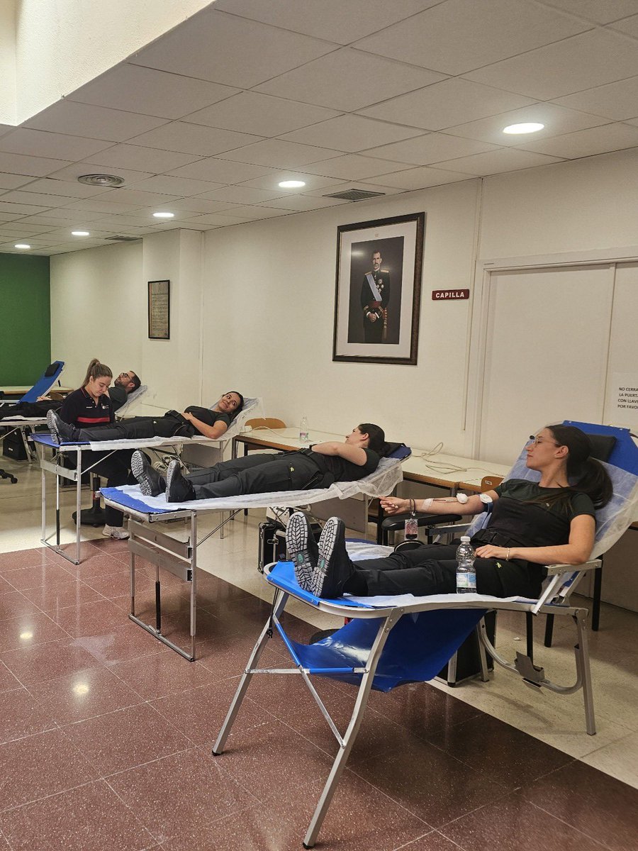 guardiacivil's tweet photo. Servir a la ciudadanía es nuestro fin principal y hay muchas formas de hacerlo, como así lo han demostrado alumnos y plantillas de la Escuela de Tráfico de la Guardia civil en una donación para el Banco de Sangre de Extremadura ❤️❤️❤️
#DonaVida #GuardiaCivil https://t.co/wGKniEOCvj