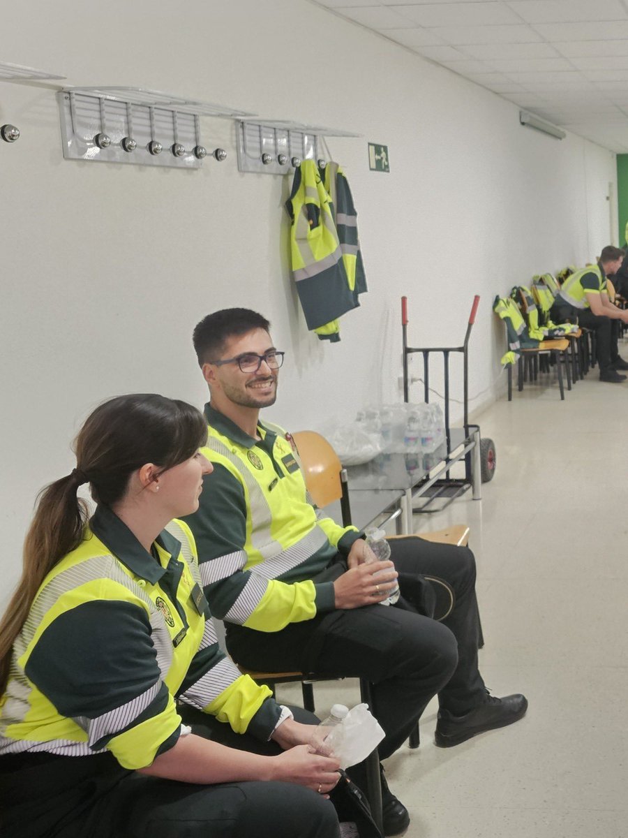 guardiacivil's tweet photo. Servir a la ciudadanía es nuestro fin principal y hay muchas formas de hacerlo, como así lo han demostrado alumnos y plantillas de la Escuela de Tráfico de la Guardia civil en una donación para el Banco de Sangre de Extremadura ❤️❤️❤️
#DonaVida #GuardiaCivil https://t.co/wGKniEOCvj