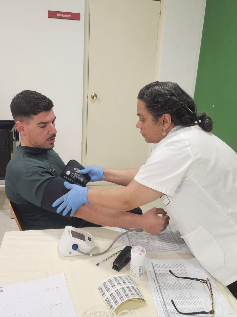 guardiacivil's tweet photo. Servir a la ciudadanía es nuestro fin principal y hay muchas formas de hacerlo, como así lo han demostrado alumnos y plantillas de la Escuela de Tráfico de la Guardia civil en una donación para el Banco de Sangre de Extremadura ❤️❤️❤️
#DonaVida #GuardiaCivil https://t.co/wGKniEOCvj