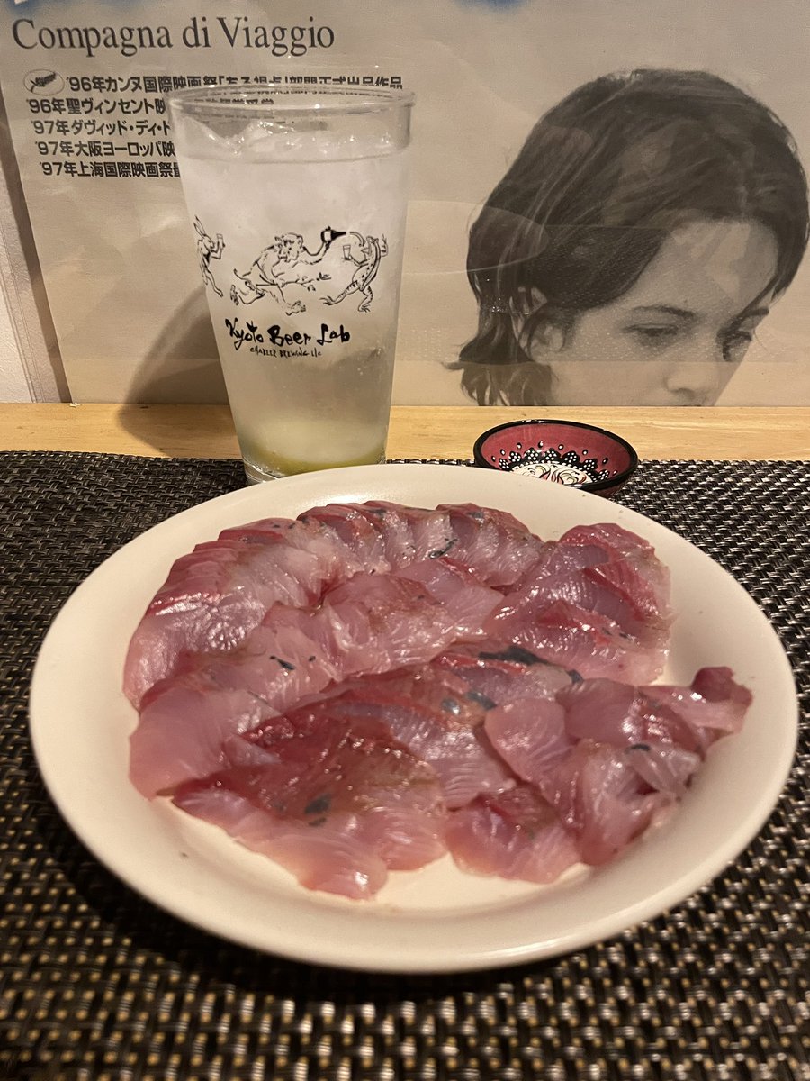 おさしみ 本日まで ツバスのお刺身が安かったので 映画を観ながら頂きます🍻 これで¥400