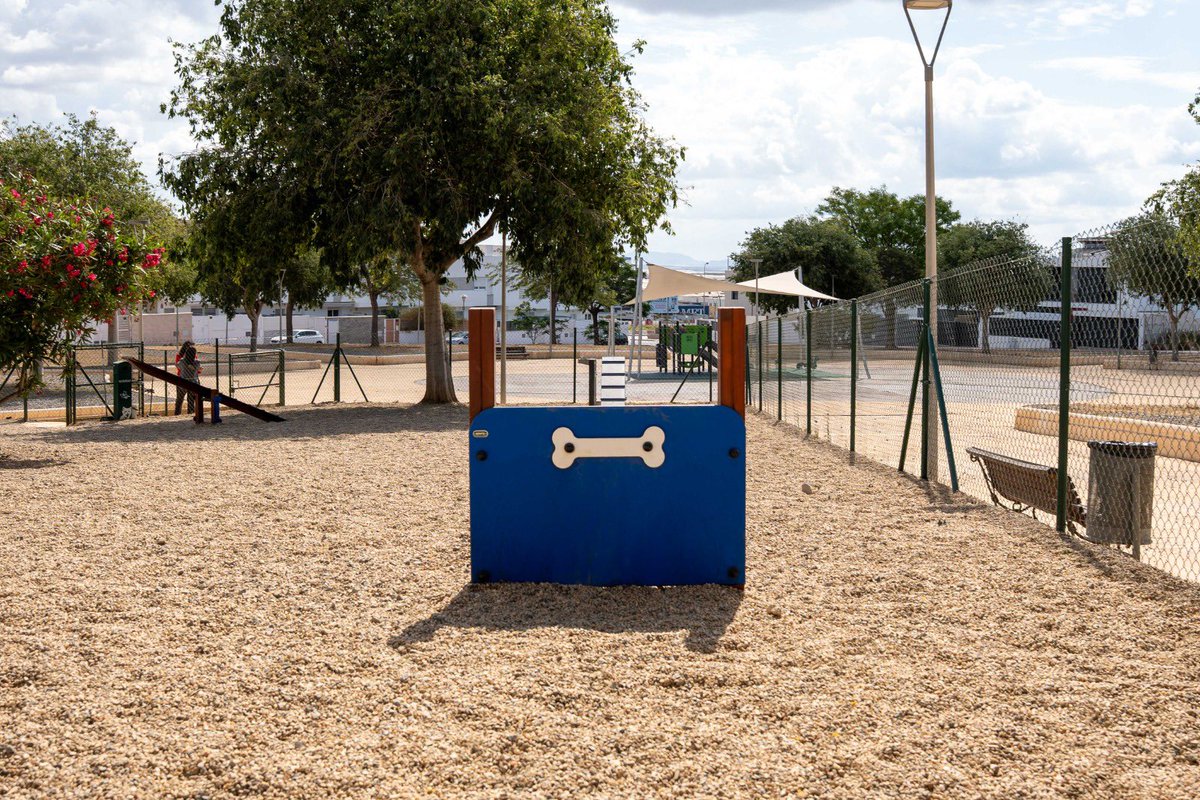 Mar_del_MarVaz's tweet photo. 🐶 El parque canino de Los Molinos-La Pipa, una de las zonas de expansión de nuestra ciudad, tiene 665 metros cuadrados y es una demanda vecinal.

Las mascotas son parte de las familias. En Almería contamos con más de 30.000 perros identificados y 17 áreas acondicionadas. https://t.co/a2lUkmD0Dx