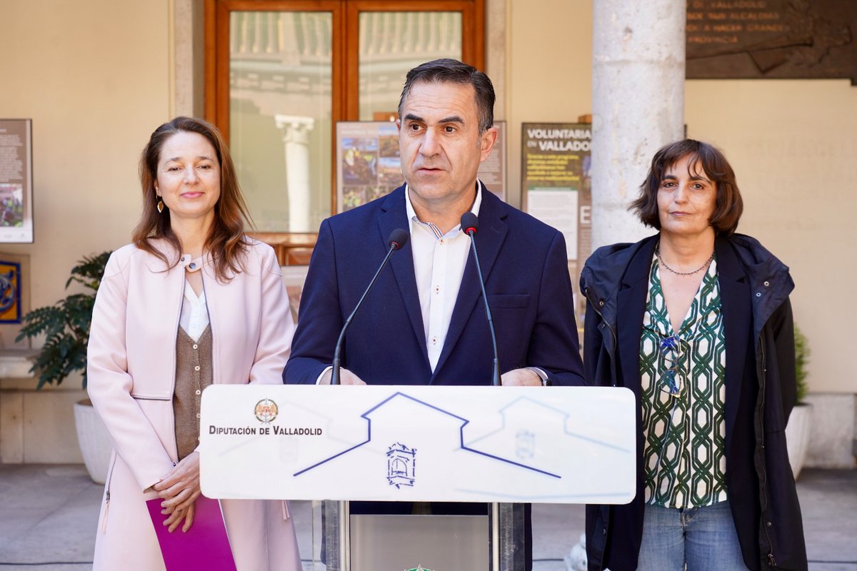 Dip_Va's tweet photo. 📍 El claustro del Palacio de Pimentel acoge hasta el 21 de mayo una exposición dedicada al voluntariado ambiental.

Inaugura el diputado @FernandoCogeces.

🌳Una muestra impulsada por Fundación Caja de Burgos y Fundación ”la Caixa”, con la colaboración con la Diputación de Valladolid.

🔗https://t.co/E7P0wVuL01