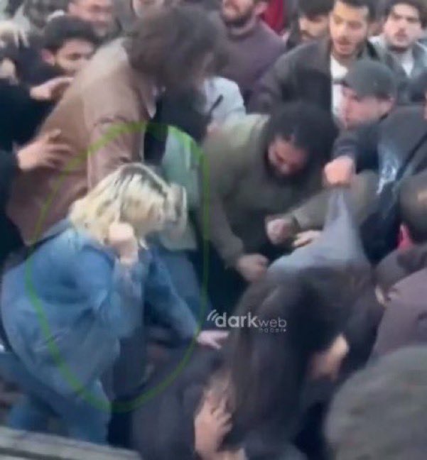 Bu terörist şahıs önce 50 kişi araya aldıkları bir Türk gencine saldırıyor sonra hırsını alamıyor başka bir alanda bu sefer bir Türk kızına saldırıyor.
Bir Türk genci bu kızı yerlerde sürüklese suçu yok öyle mi anlıyoruz?