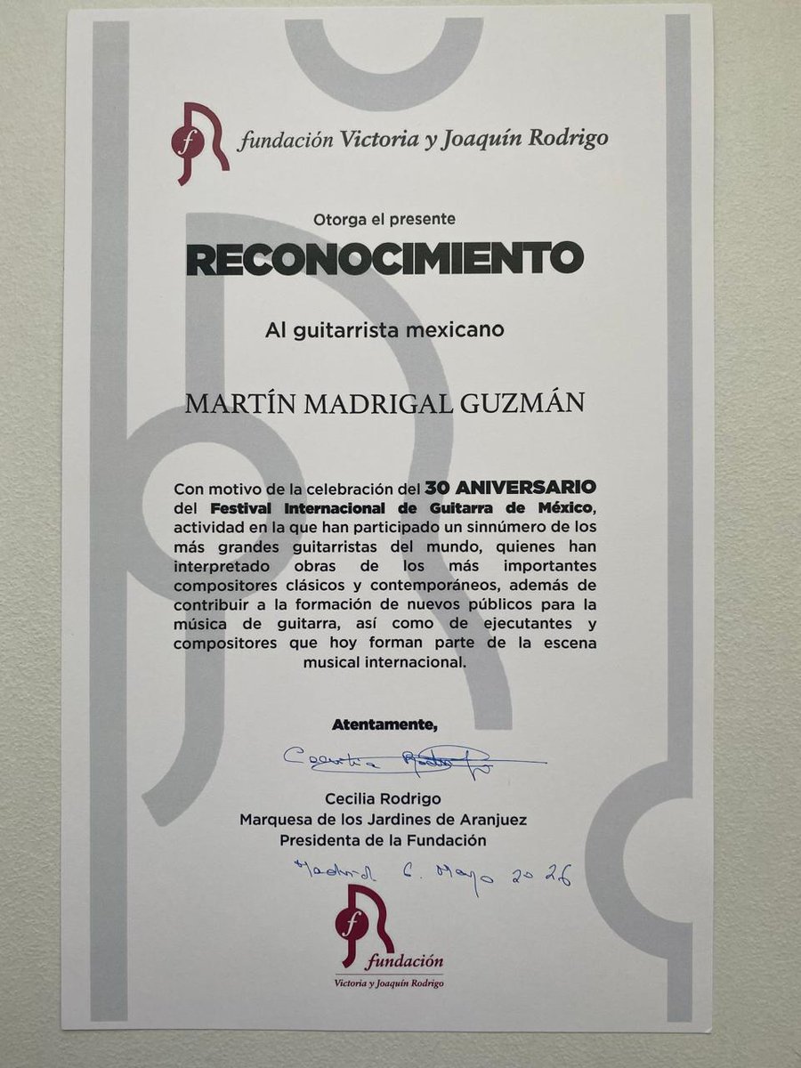 FIGMexico's tweet photo. La Fundación Victoria y Joaquín Rodrigo, de manos de Cecilia Rodrigo, entregó en Madrid, un reconocimiento al maestro Martín Madrigal, por 30 años del @FIGMexico, en el que han participado un sinnúmero de los más grandes guitarristas del mundo, https://t.co/nbIeciiAXU