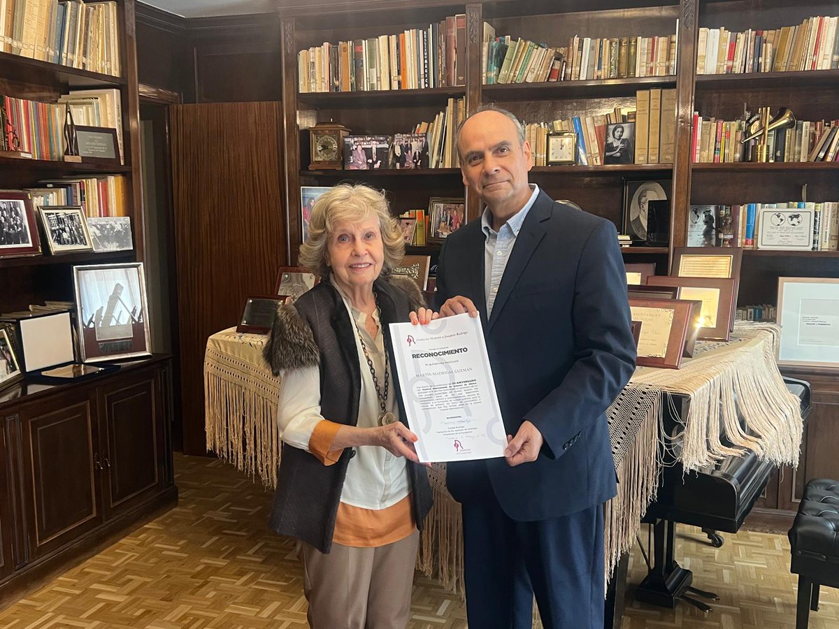 FIGMexico's tweet photo. La Fundación Victoria y Joaquín Rodrigo, de manos de Cecilia Rodrigo, entregó en Madrid, un reconocimiento al maestro Martín Madrigal, por 30 años del @FIGMexico, en el que han participado un sinnúmero de los más grandes guitarristas del mundo, https://t.co/nbIeciiAXU
