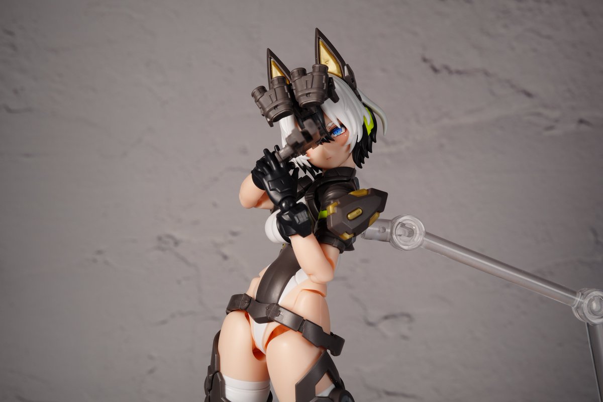 hell__kit's tweet photo. メガミデバイスの可動域でC.A.R.システム
標準手首では少々限界ありそうですがヨシ！
ガルムはブンドドが捗るので後続のスコルも非常に楽しみ
#メガミデバイス https://t.co/uQ5XgiVrym