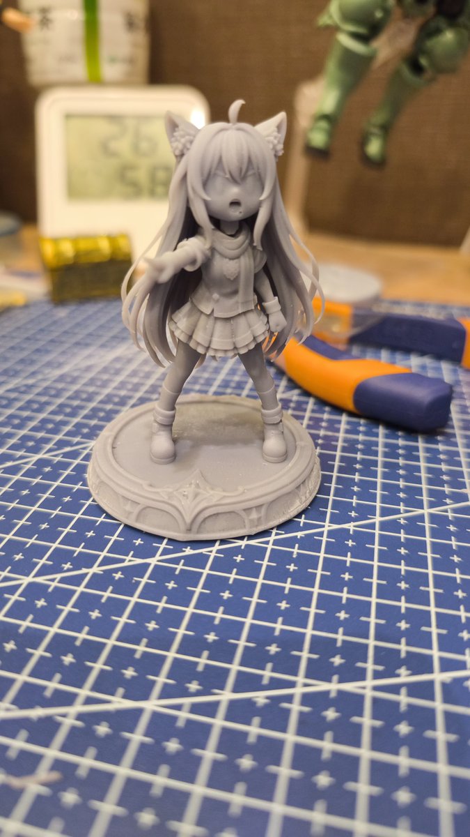 Samoya_3D's tweet photo. 今日はメインキャラのミルミーを3Dプリンターで印刷！
TRPG用にも観賞用にもできるように足と台座は磁石でくっつけたり外したりできます。
足の溝の深さだけ間違えた
顔は浮いてるけど今は乗せてあるだけなので接着剤できれいにはまります
台座にはスチールプレートを入れてレジンで上から埋めます https://t.co/8AhNbcWO9b