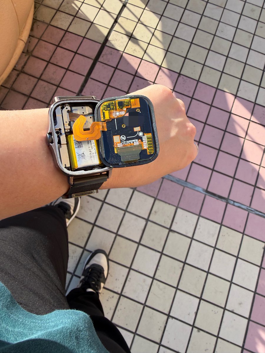 6ami_h9's tweet photo. これは突然開いて画面が戻らなくなったこれまで使ってたスマートウォッチ…
念のためQRコードだけ隠しますわ… https://t.co/9cag8oajmZ