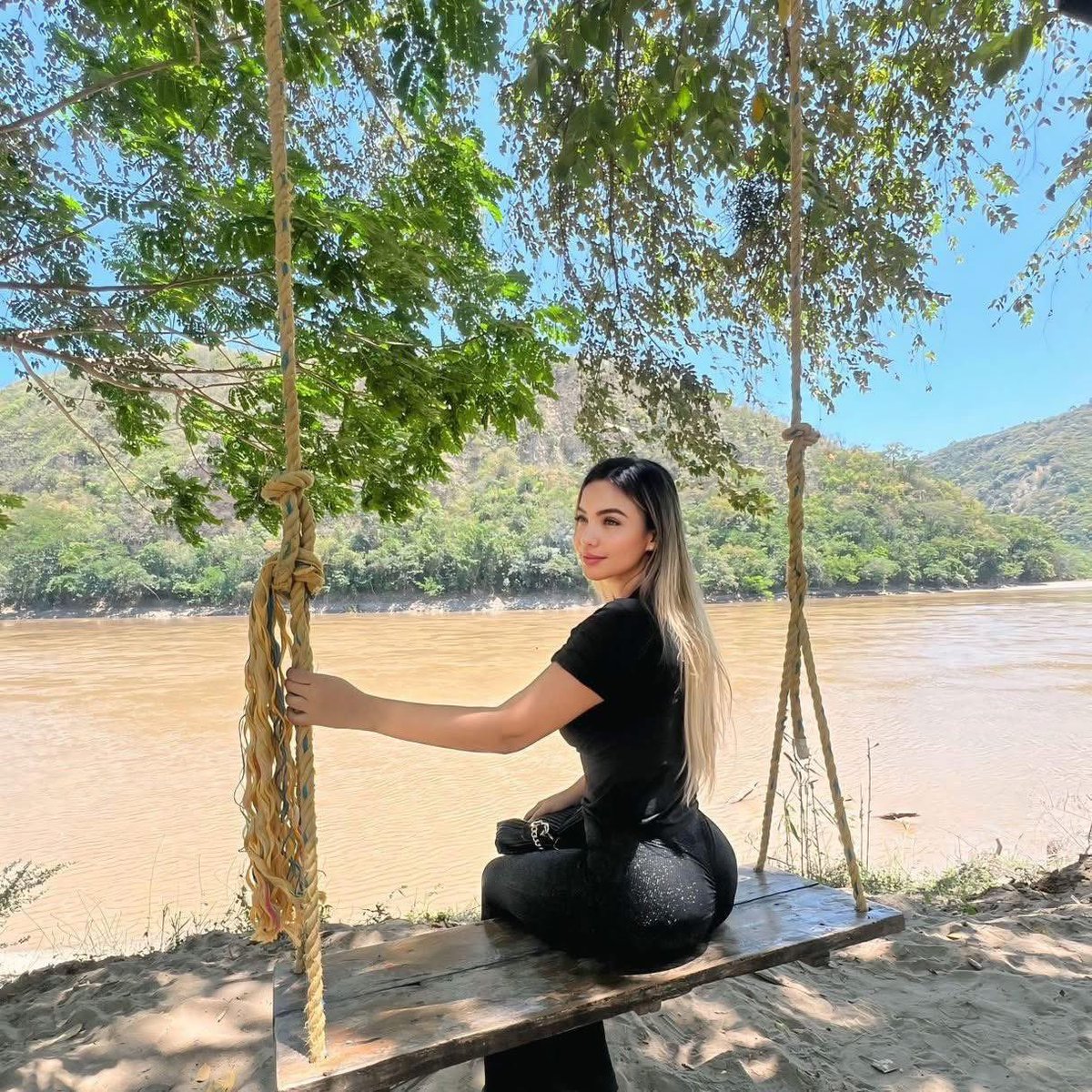 ElizbethCristi7's tweet photo. Es increíble cómo muchos de ustedes me escriben al chat diciéndome: “¿Estás bien?”, “te noto triste”, “¿qué tienes?”. Y la verdad… qué bonito sentir que me leen más allá de una pantalla. Eso significa que han aprendido a descifrar cómo soy 🫶🏻
Amigos, sinceramente este año ha sido uno de los más complejos para mí. Algún día quiero hacer un podcast y contarles muchas cositas que he vivido. Este año me diagnosticaron algo… y algunos síntomas, como los dolores en las manos y el cuerpo, son de por vida.
No ha sido fácil. A veces se acumulan muchas cosas y por eso quizá me sienten diferente, más callada o bajita de ánimo. Pero aquí sigo. Con metas, sueños y muchas ganas de salir adelante 💜
Lo importante es hablarlo y trabajarlo