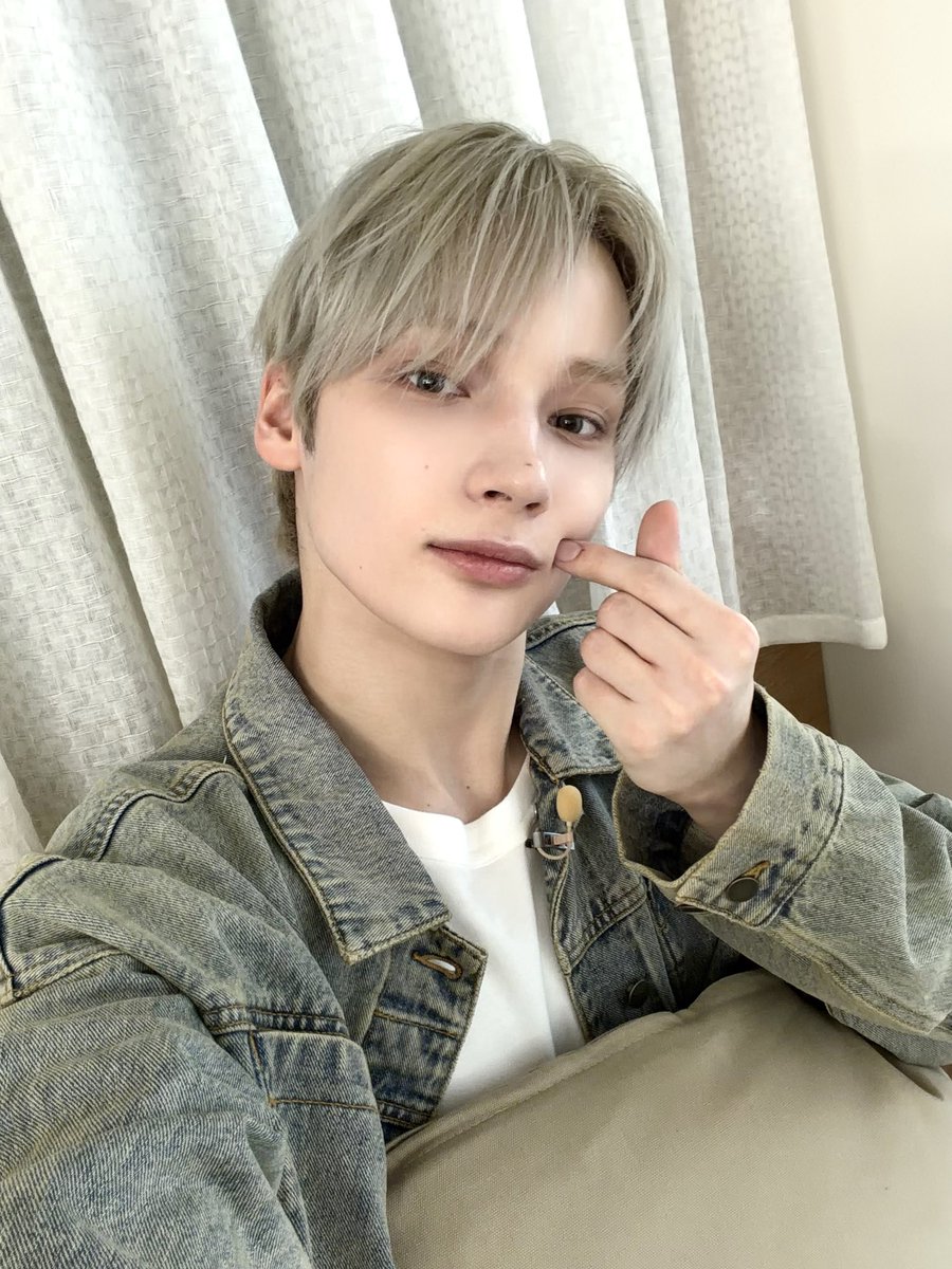 [260508] weverse dm 🐧💬

🐧🎁
🐧 a present hehe
🐧 ah this isn’t right now haha
🐧 it’s an old selfie
🐧 when i was on stand by during the shoot
🐧 that’s right that’s right, during ‘countless friends’