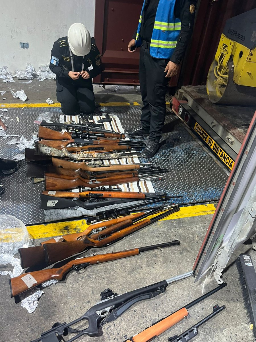 juanVictorCas1's tweet photo. 🚨URGENTE🚨URGENTE🚨

POLICÍA INCAUTA ARMAMENTO EN PUERTO SANTO TOMÁS DE CASTILLA 

Elementos DIPAFRONT PNCdeGuatemala confirman la incautación de 28 armas de fuego y municiones en el interior del recinto portuario Portuaria Santo Tomás de Castilla #PuertoBarrios #Izabal https://t.co/cEylEZGz61