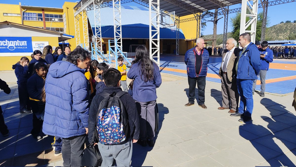 MTTMaule's tweet photo. #AgendaMTT En el Complejo Educacional de Maule, seremiTT Baldemar Higueras, junto al alcalde de la comuna Pablo Luna y equipos @conaset, monitoreó capacidad de respuesta ante emergencia real en simulacro de terremoto impulsado por @Senapred y @DPRMaule para escolares de la región https://t.co/VgHhOuxwGs