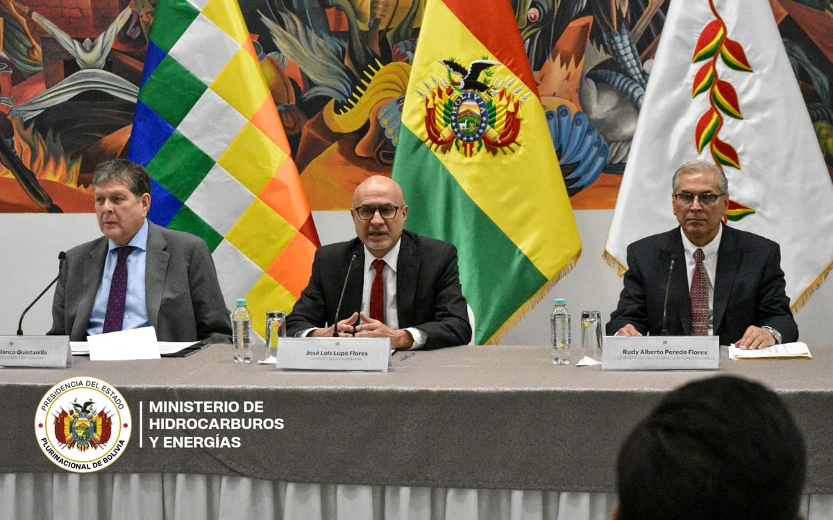Bolivia_MHE's tweet photo. El Ministerio de Hidrocarburos y Energías formaliza la entrega del proyecto de ley e inicia, junto al Ministerio de la Presidencia, el proceso técnico, legislativo y de consulta ciudadana. https://t.co/ztt88axJsF