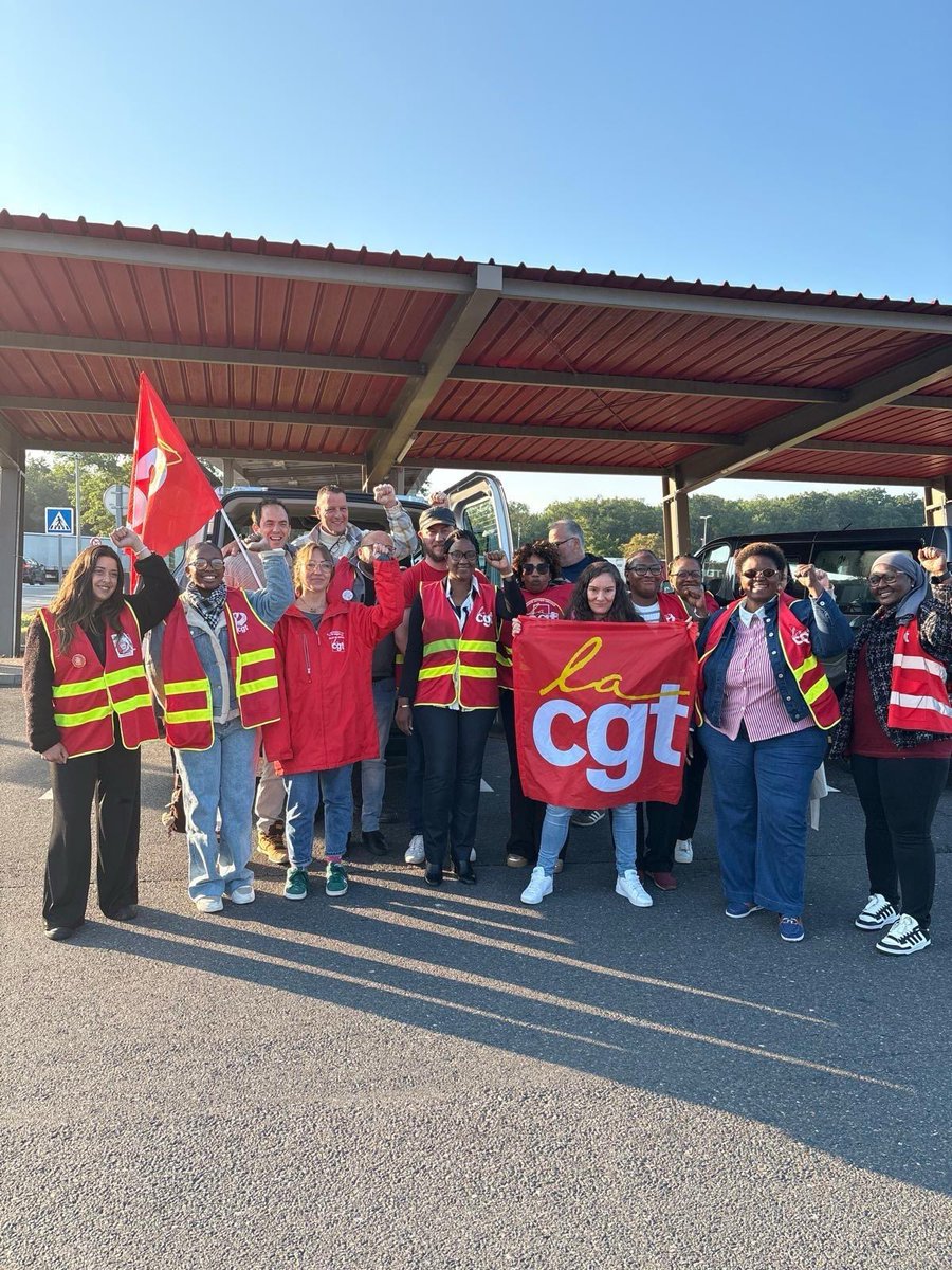 BinetSophie's tweet photo. Depuis 50 jrs, les salarié•es de l’Ehpad des Feuillants sont en grève pour leurs salaires

Devant VivaltoVie, elles ont dénoncé un groupe qui s’enrichit sur leur dos et celui de nos aîné•es
Des négociations doivent s’ouvrir : le ministère du travail doit imposer une médiation ! https://t.co/tSeHeCcV32