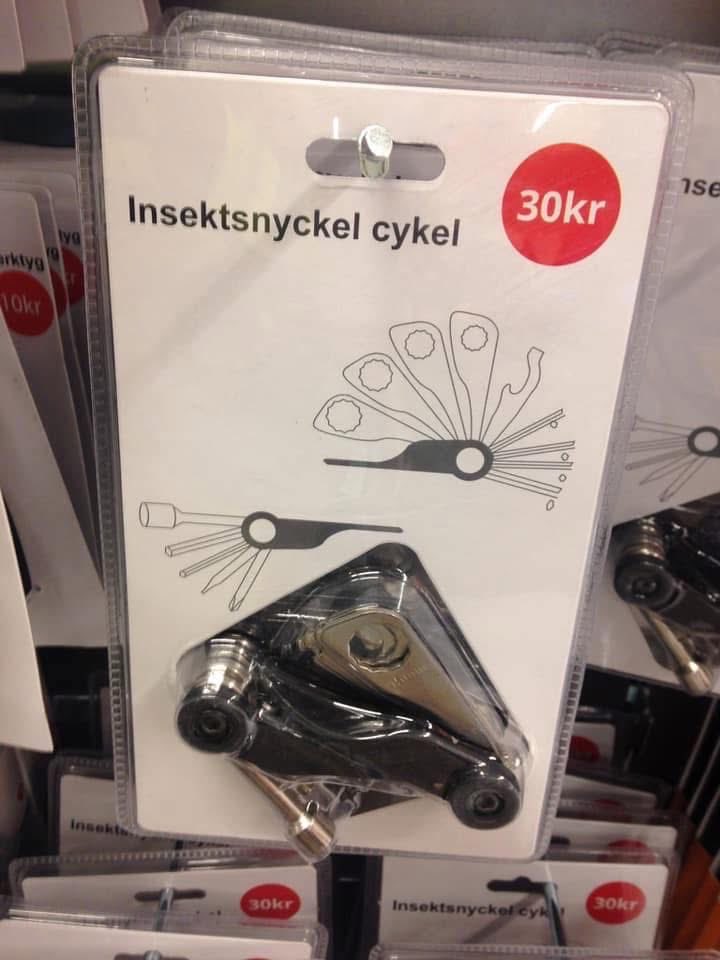 Dollarstore, vi måste prata! Eller rättare sagt, ni måste anställa någon som fullföljt grundskolan och inte bara hängt i rökrutan.