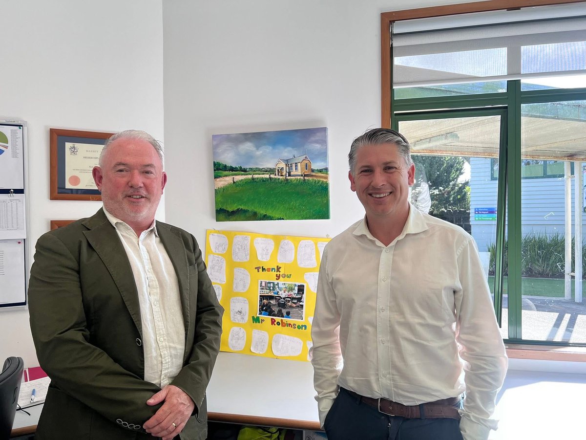 michaelwoodnz's tweet photo. It was a busy day on the campaign trail today meeting people across Mt Roskill. I had an especially rewarding few hours meeting Principal Neil Robinson and staff at Blockhouse Bay Primary, and then talking to small business owners and workers in the town centre. 1/2 https://t.co/hDBkCHk5Vo