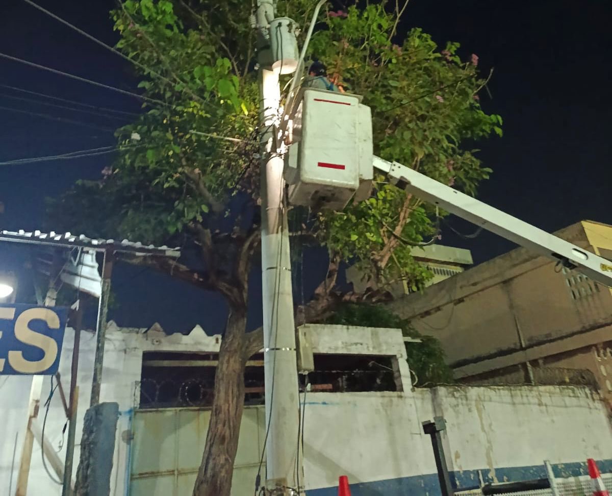 APBAQ_'s tweet photo. En la calle 47 entre carreras 38 y 35 (Parque Universal) mejoramos el alumbrado💡

✔️ Reconectamos una luminaria.
✔️ Gestionamos cambio de 2 lámparas.
✔️ Solicitamos material por hurto de cable.
✔️ Programamos 1 reposición.

Queda un sector más iluminado o seguro para todos. https://t.co/Ni5PHQ6KS1