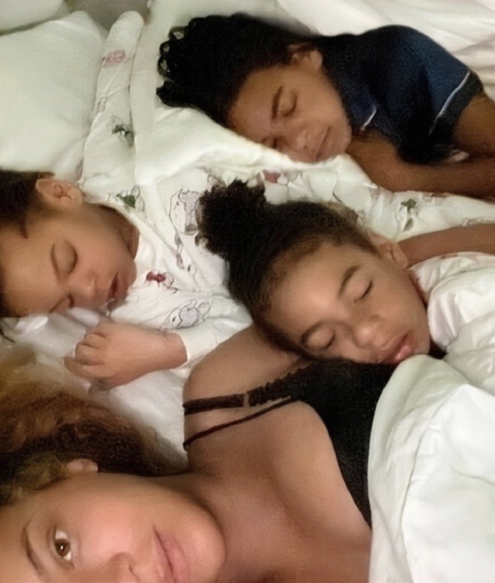 Beyoncé being the cutest and proudest mom a thread 𓏲ּ𝄢