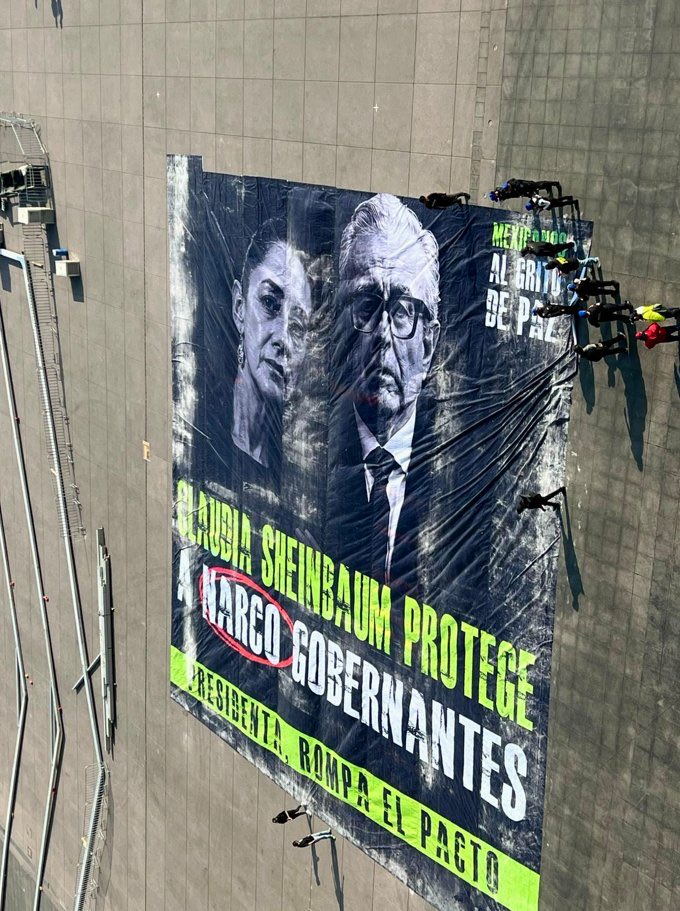 Esta es la lona que la presidenta mandó quitar de la plancha del Zócalo, es lo que no quiere que veas, dale RT PARA QUE LLEGUE A TODO EL MUNDO.

¡La pusieron los del colectivo Mexicanos Al Grito de Paz, y los violentaron una pandilla de gorilas de Morena!
#rt