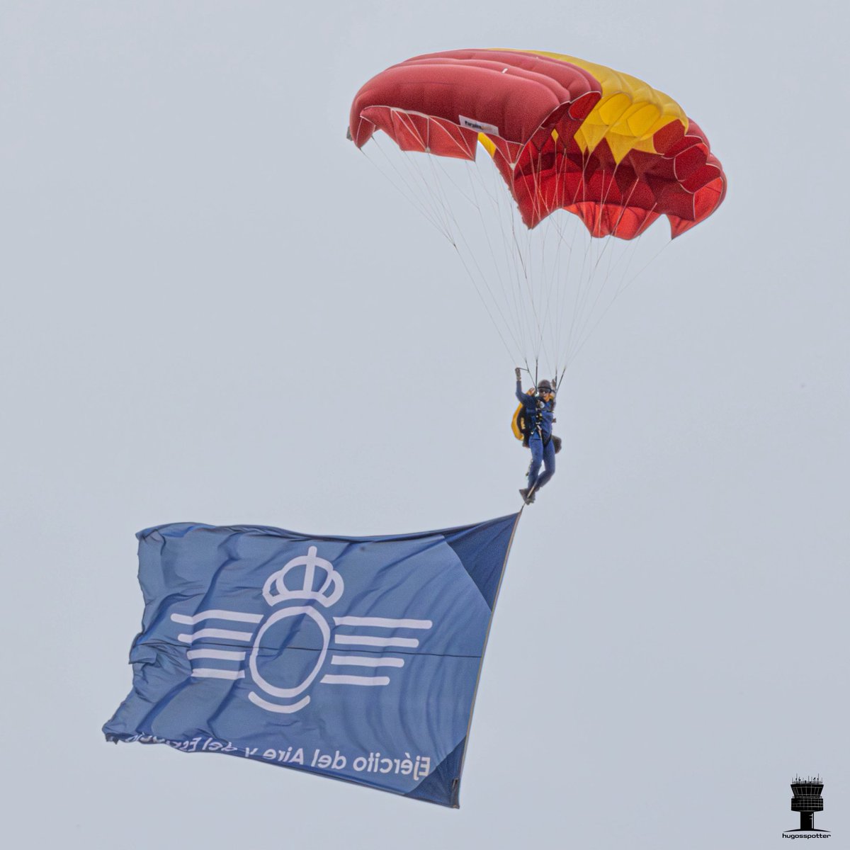 hugosspotter's tweet photo. Imágenes de la Patrulla Papea @PAPEAire efectuando sus saltos de precisión en el #FASJ 2026.
De fondo, el CASA C-212 Aviocar desde el que efectuaron los saltos en una mañana que amaneció con el cielo cerrado.
Santiago de la Ribera
03-05-2026 https://t.co/tTEHRsmXSc