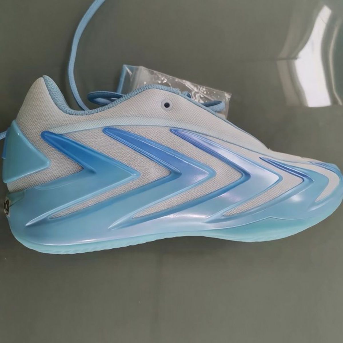 Sneaker News tweet media