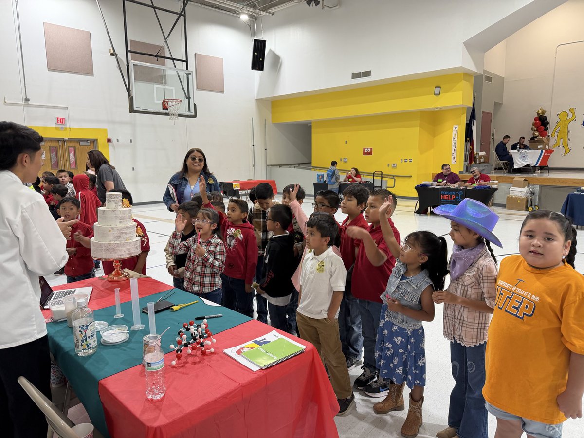 LRojo_21's tweet photo. Que fantástica experiencia para mis coyotes de primer grado. Gracias TISD por presentar el día de las profesiones. https://t.co/oF2ZAvS6a6