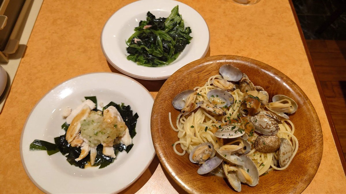 act_chosa's tweet photo. 4日前のファミレス事情🍴
大分前ですが、いつものサイゼリヤへ！
毎度のメニューと、スープ入り塩味ボンゴレを🥰

後に体調不良で3日程寝込んでいました😢
仕事でキャンセルがあったりで休めた訳ですが、GWは終ってました,,,体調管理は大切です😂
＃サイゼリヤ　＃体調不良 https://t.co/j98ebZLTiO