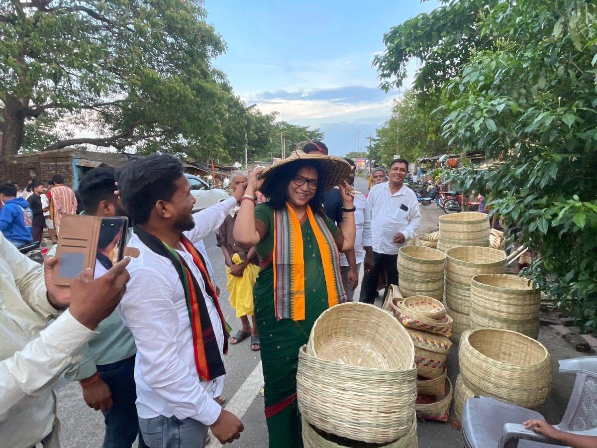 AnitaSubhadars1's tweet photo. ବାଉଁଶ କାରୀଗରଙ୍କ ସହ କିଛି ମୁହୂତ୍ୱ ଅତିବାହିତ କରି ସେମାନଙ୍କ ବ୍ୟବସାୟ ସମ୍ପର୍କରେ ଅବଗତ ହେଲି।
#localforvocal https://t.co/JFTAMCSSUL