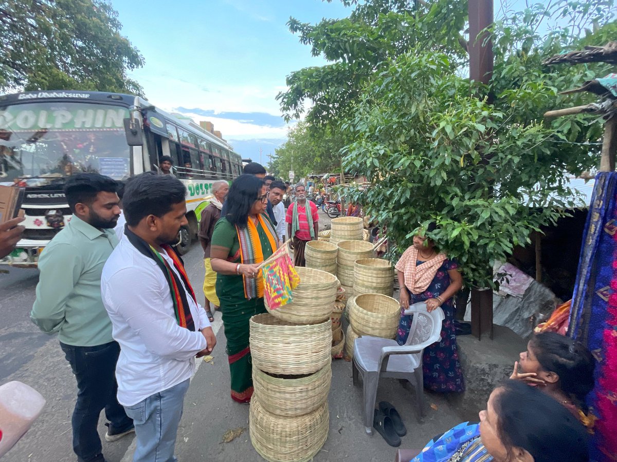 AnitaSubhadars1's tweet photo. ବାଉଁଶ କାରୀଗରଙ୍କ ସହ କିଛି ମୁହୂତ୍ୱ ଅତିବାହିତ କରି ସେମାନଙ୍କ ବ୍ୟବସାୟ ସମ୍ପର୍କରେ ଅବଗତ ହେଲି।
#localforvocal https://t.co/JFTAMCSSUL