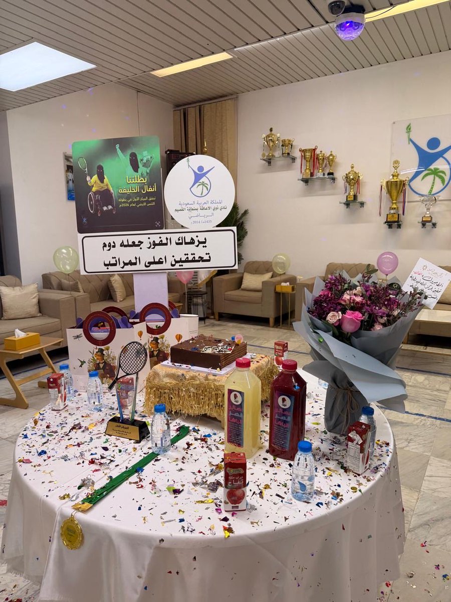 qassimclub's tweet photo. احتفى القسم النسائي بقيادة الأستاذة أسماء العنزي، اليوم، ببطلة التنس الأرضي "أنفال الخليفة" بعد تتويجها بالميدالية الذهبية والمركز الأول🏆🥇

تستاهلين والف مبروك 🔝 https://t.co/YT8u1DQUb1
