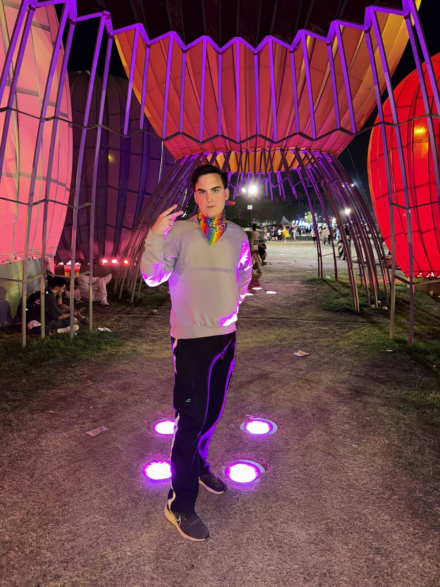 atomzsee's tweet photo. Me at coachella https://t.co/G4qkbPEz5v