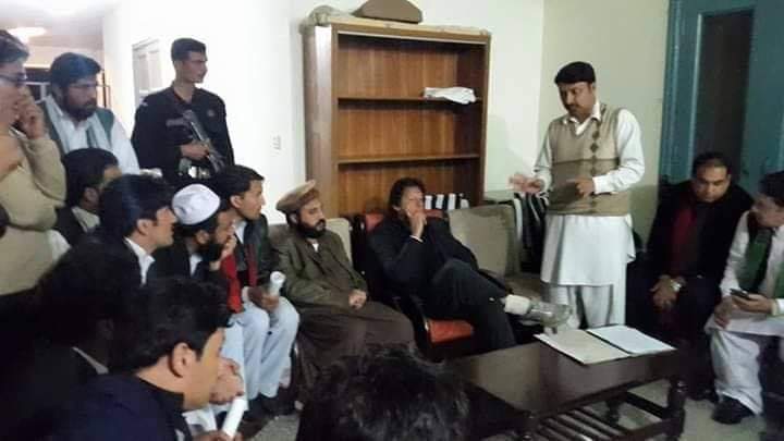 NaveedAhmadmmd's tweet photo. جب میں انصاف یوتھ ونگ فاٹا کا صدر تھا اور وفد کے ہمراہ قائد عمران خان کو قبائلی علاقے میں تنظیم سازی کے حوالے سے بریفننگ دے رہا تھا، میں نے بچپن سے عمران خان کے ساتھ سفر شروع کیا ہے اور اخر تک وفا نبھاؤں گا، مجھے فخر ہے کہ میں عظیم رہنما عمران خان کا ورکر ہوں۔ https://t.co/FzfBqDu7MN