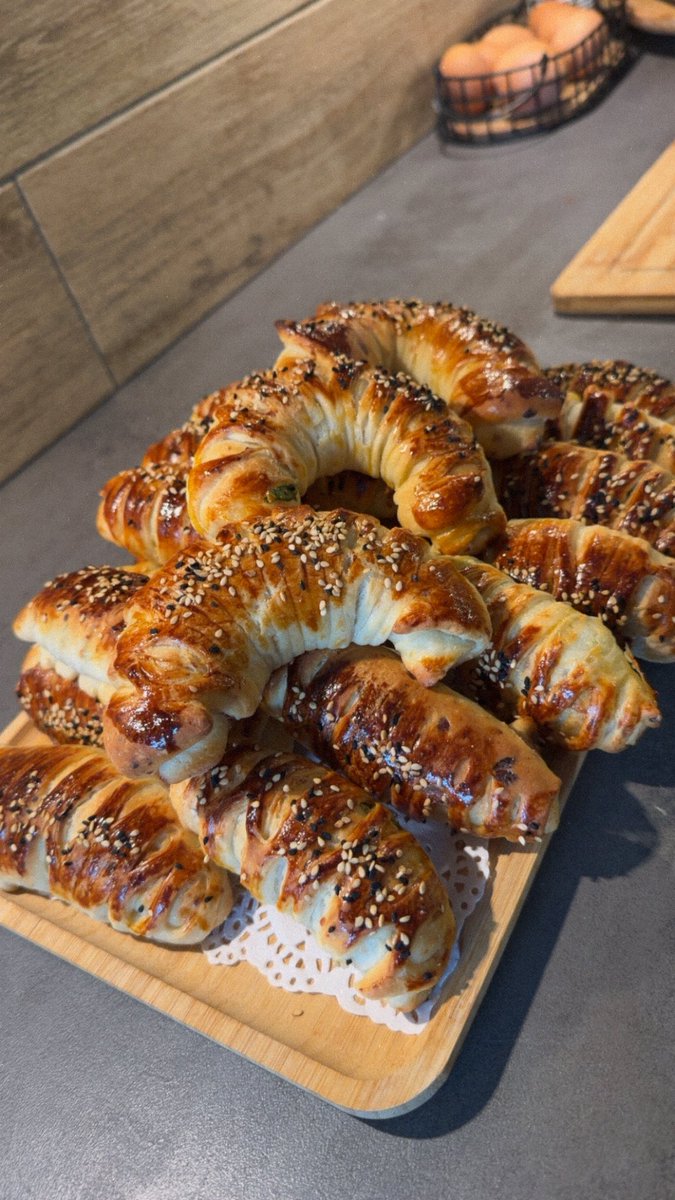 makaveli2912's tweet photo. Bu eller sadece selfie çekmiyor 🤪Bazen de ortalığı mis gibi kokutuyor 🔥🥐

#Lezzet #MisGibi #Poğaça #MutfakKeyfi #AnneEli https://t.co/eyCO71M79t