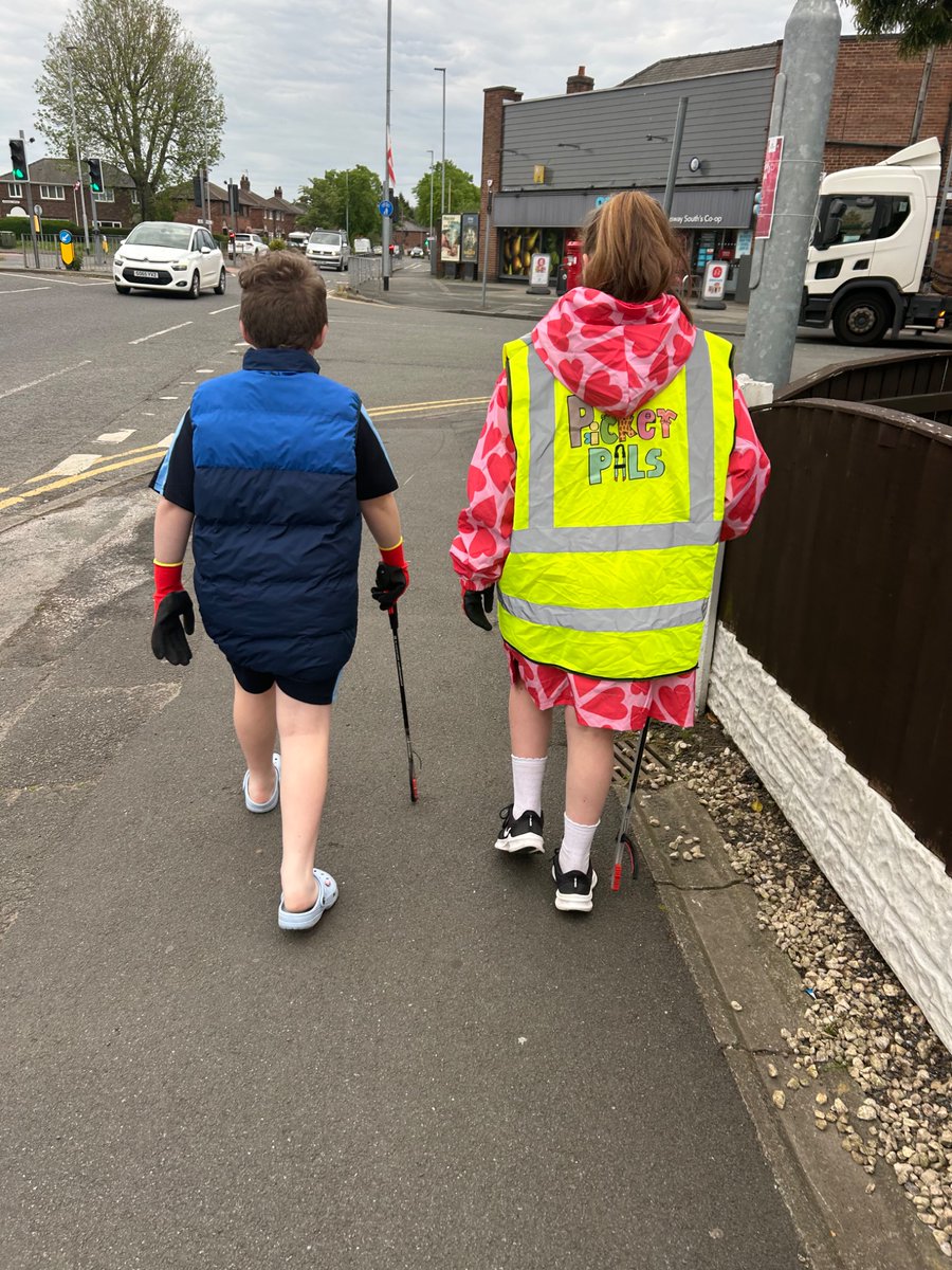 holleybabeh's tweet photo. @StAugustinesCPS Bella and Theo litter picking with Picker Pals https://t.co/5ADSt6rsrt
